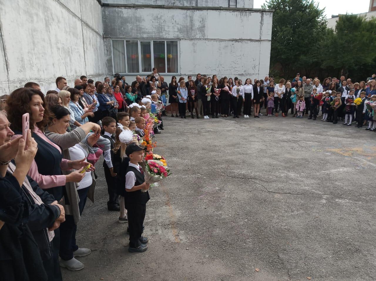 Фото Первый звонок прозвучал для двухсот первоклассников школы № 206 Октябрьского района 2